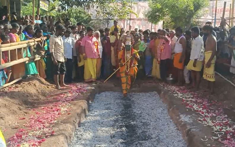 காளியம்மன் கோயில் வைகாசி திருவிழா… பூக்குழி இறங்கி பக்தர்கள் நேர்த்திக்கடன்… 1 2