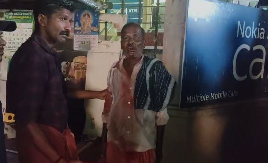 முதியவர் மீது கொலை வெறி தாக்குதல்... இளைஞர்களுக்கு தர்ம அடி... 1 2 1