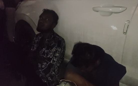 முதியவர் மீது கொலை வெறி தாக்குதல்... இளைஞர்களுக்கு தர்ம அடி... 2 3 1