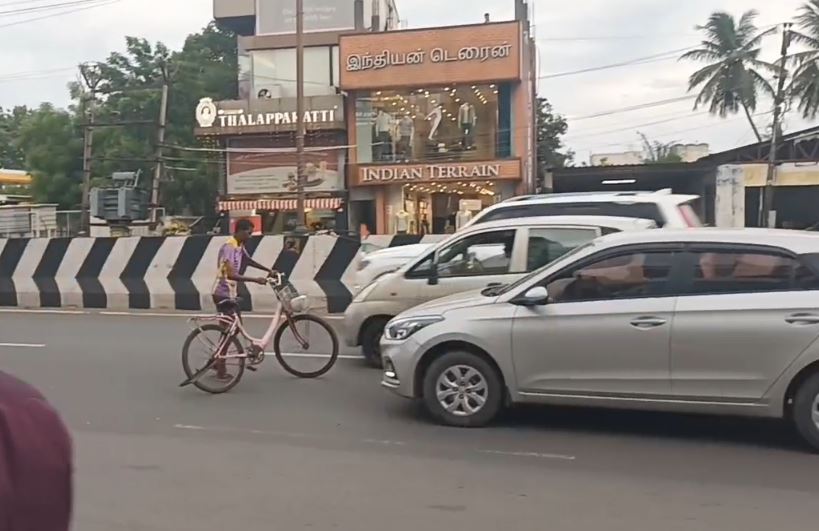 சைக்கிளை வைத்து அட்ராசிட்டி.. போதை ஆசாமியின் அட்டூழியம்... 1 3 9