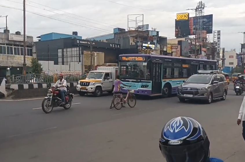 சைக்கிளை வைத்து அட்ராசிட்டி.. போதை ஆசாமியின் அட்டூழியம்… 4 9