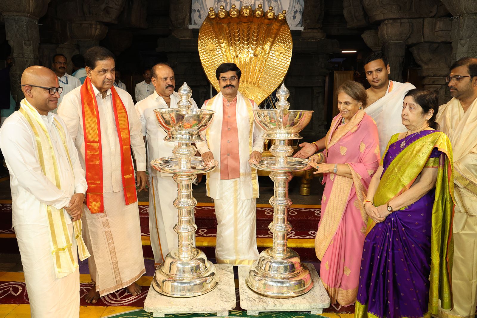 ஏழுமலையானுக்கு தலா 50 கிலோ எடையுள்ள இரண்டு அகண்ட வெள்ளி தீபங்களை காணிக்கையாக சமர்ப்பித்த மைசூர் ராஜமாதா!! 1 IMG 20250519 WA0059