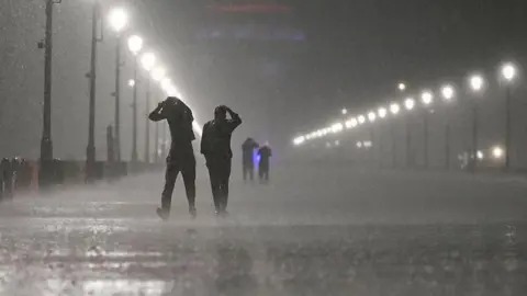 கேரளாவில் அதிதீவிர கனமழை: 3 மாவட்டங்களுக்கு ‘ரெட் அலர்ட்’ – 11 மாவட்டங்களுக்கு ‘ஆரஞ்சு அலர்ட்’! IMG 20250530 WA0007