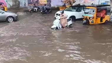 மழைநீர் தேக்கம்.. இயல்பு வாழ்க்கை பாதிப்பு.. மாநகராட்சி மீது பொதுமக்கள் அதிருப்தி! rain2