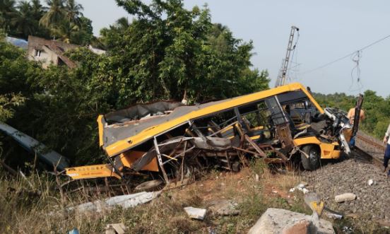 கடலூர் : பள்ளி வேன் மீது ரயில் மோதி விபத்து... 3 பேர் உயிரிழந்த சோகம்... 1 1 6