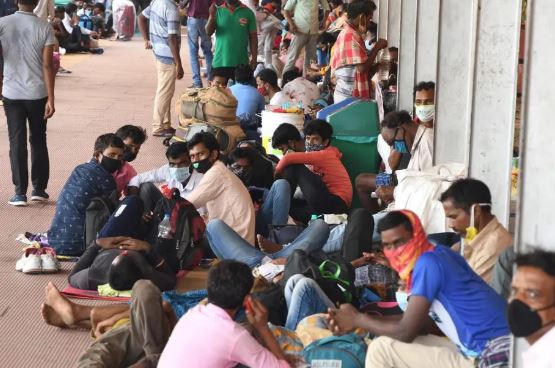 தமிழ்நாட்டில் 12 லட்சம் வடமாநில தொழிலாளர்கள்… அரசு வெளியிட்ட அதிர்ச்சி தகவல்… 10 10