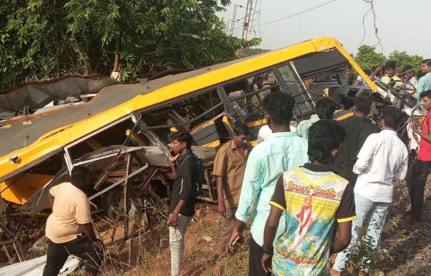 கடலூர் : பள்ளி வேன் மீது ரயில் மோதி விபத்து… 3 பேர் உயிரிழந்த சோகம்… 2 7