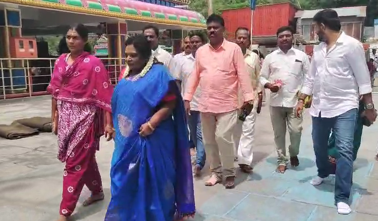 மருதமலை கோயிலில் நேர்த்திக்கடன் செலுத்திய தமிழிசை tamilasai