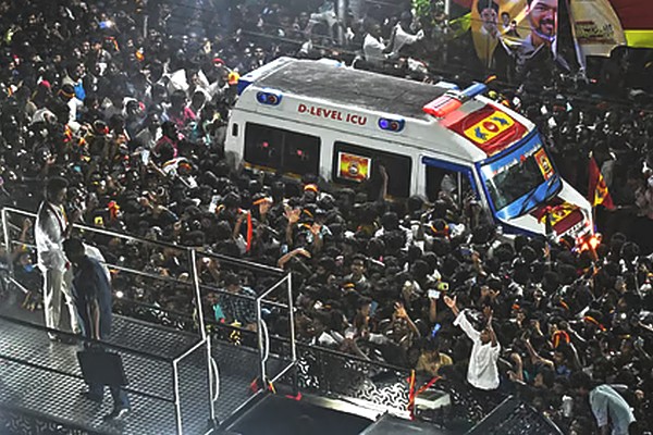 கரூர் விபத்துக்கு காரணம் எது? எஃப்.ஐ.ஆரில் காவல்துறை கூறியது என்ன? – முழு தகவல் Karur Stampede