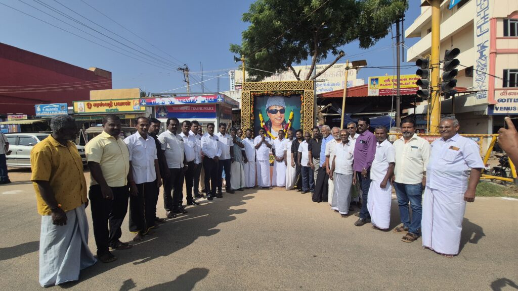 வள்ளியூரில் எம்ஜிஆர் நினைவு தினம்… முன்னாள் எம்.பி. மரியாதை 305712