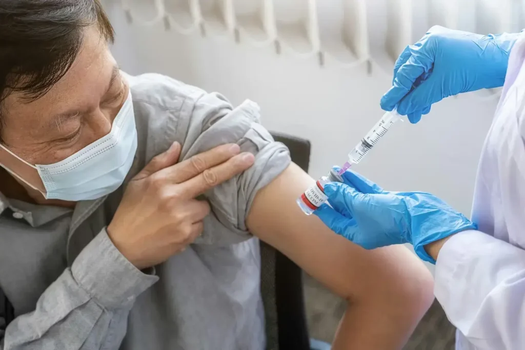 இளைஞர்கள் மத்தியில் அதிகரிக்கும் மரணங்களுக்கு கொரோனா தடுப்பூசி தான் காரணமா? ஆய்வில் அதிர்ச்சி தகவல்..!! Corona