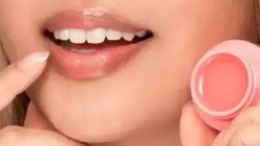 உதட்டிற்கு லிப் பாம் போடுவீங்களா?. ஜாக்கிரதை!. இதெல்லாம் கவனிங்க! lip balm