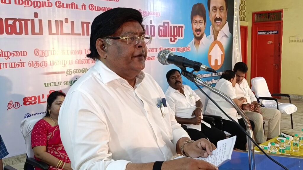 நனவான 50 ஆண்டுகால கனவு ராயபுரத்தில் 236 பேருக்கு இலவச பட்டாக்கள் எம்எல்ஏ ஐ ட்ரீம் மூர்த்தி வழங்கினார் WhatsApp Image 2026 01 03 at 1.43.06 PM