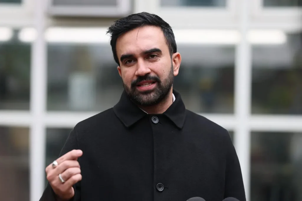 நியூயார்க்கின் முதல் முஸ்லிம் மேயரான சோஹ்ரான் மம்தானி!. குர்ஆன் மீது கை வைத்து பதவியேற்பு!. Zohran Mamdani