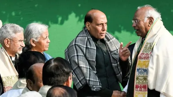 நாளை தொடங்கும் பட்ஜெட் கூட்டத்தொடர்!. எதிர்க்கட்சிகளுக்கு ராஜ்நாத் சிங் முக்கிய கோரிக்கை!. budget 2026 all party meeting