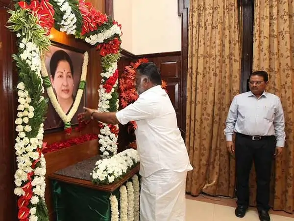 ஜெ., சிலைக்கு மரியாதை செய்வதை தவிர்த்த ஓபிஎஸ்!. போடிக்கு மாறியது ஏன்?. திமுகவை நோக்கி பயணமா? ops skips jayalalithaa tribute