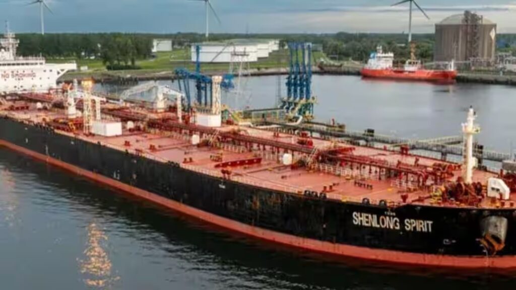 Crude oil ship arrives in India