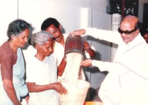 ரூபாய்க்கு 3 படி அரிசி முதல் ஃப்ரிட்ஜ் வரை!. காலப்போக்கில் தமிழ்நாட்டில் மாறிய கவர்ச்சிகரமான வாக்குறுதிகள்!. 2 one rupee rice