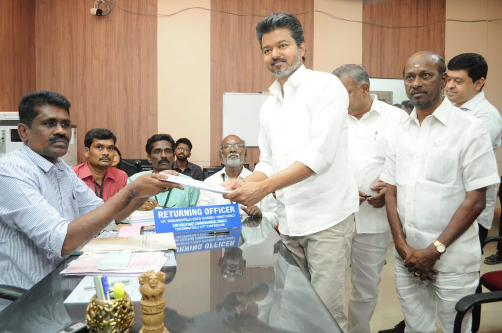 திருச்சி கிழக்கில் வேட்பு மனு தாக்குதல் செய்தார் தவெக தலைவர் விஜய்..! 6