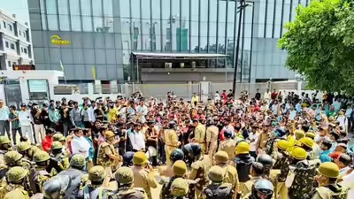 ஊதிய உயர்வு போராட்டத்தில் கலவரம்!. வாகனங்களுக்கு தீ வைப்பு!. 144 தடை உத்தரவு அமல்! noida protest