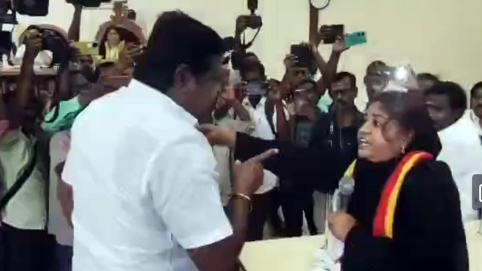 முட்டிக் கொண்ட திமுக – தவெக உறுப்பினர்கள்; ஈரோடு மாநகராட்சி கூட்டத்தில் அமளி 003 erode