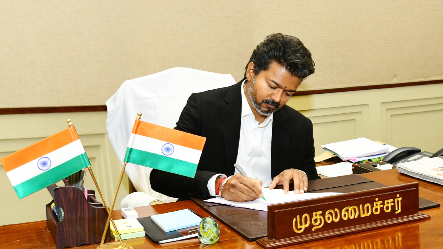 200 யூனிட் இலவச மின்சார அறிவிப்பு மோசடியா? – விஜய் முதல் கையெழுத்தில் சர்ச்சை 005 vijay ep