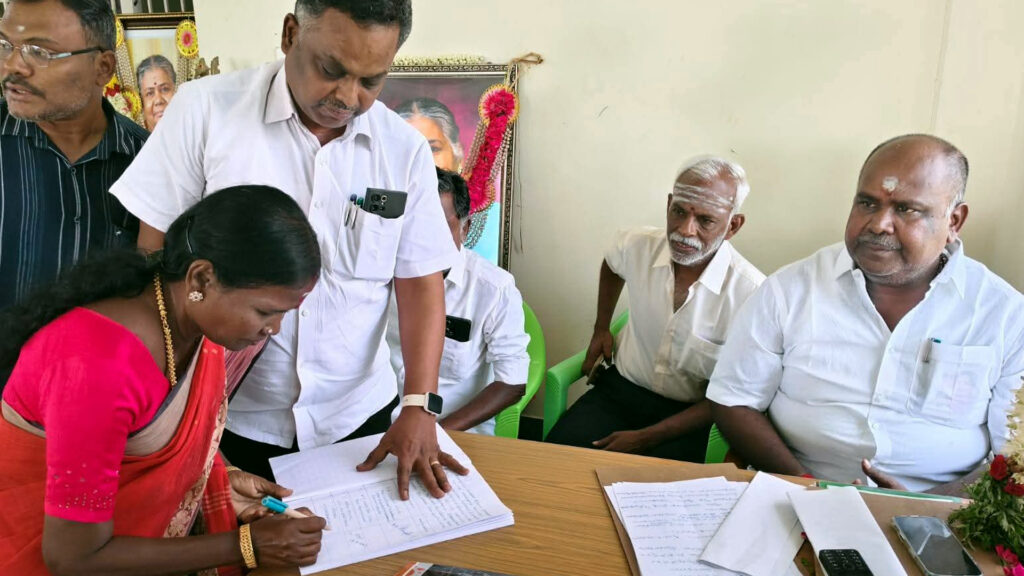 அதிமுகவின் எதிர்காலத்தை விஜய் நிர்ணயிப்பதா? ஆர்.பி. உதயகுமார் வேதனை- பொதுச் செயலாளராக எடப்பாடி தொடர தீர்மானம் 006 rpu 1