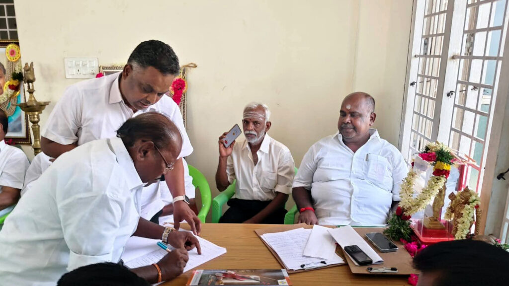 அதிமுகவின் எதிர்காலத்தை விஜய் நிர்ணயிப்பதா? ஆர்.பி. உதயகுமார் வேதனை- பொதுச் செயலாளராக எடப்பாடி தொடர தீர்மானம் 1 006 rpu