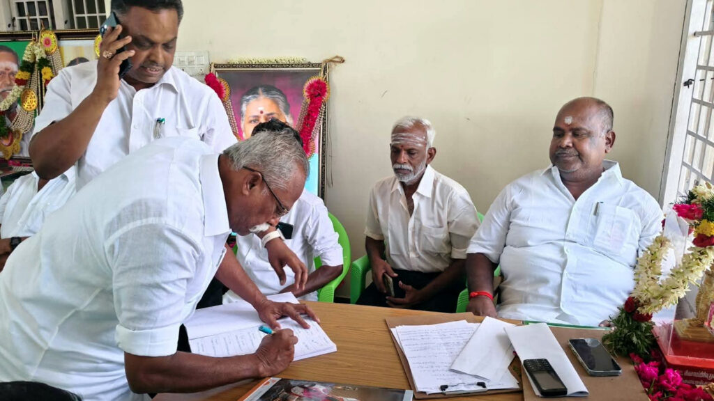 அதிமுகவின் எதிர்காலத்தை விஜய் நிர்ணயிப்பதா? ஆர்.பி. உதயகுமார் வேதனை- பொதுச் செயலாளராக எடப்பாடி தொடர தீர்மானம் 2 006 rpu 2
