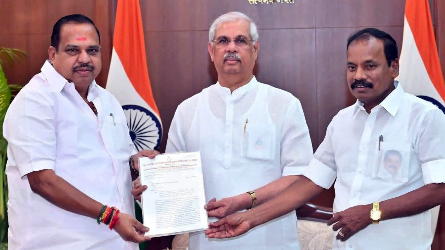 தவெக அரசின் குதிரைபேரம் ; ஆளுநர் நடவடிக்கை எடுக்க அதிமுக தரப்பில் புகார் மனு 007 admk 1