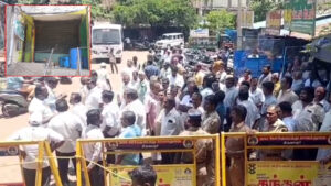 போதை ஆசாமிகளால் அச்சம் – டாஸ்மாக் கடையை அகற்றக் கோரி வர்த்தகர்கள் முற்றுகை 008 tasmac proberty