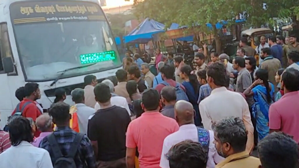 10 மணி நேரமாக பேருந்து இல்லை ; மதுரையில் பயணிகள் கொந்தளிப்பு – சாலை மறியல் 010 bus