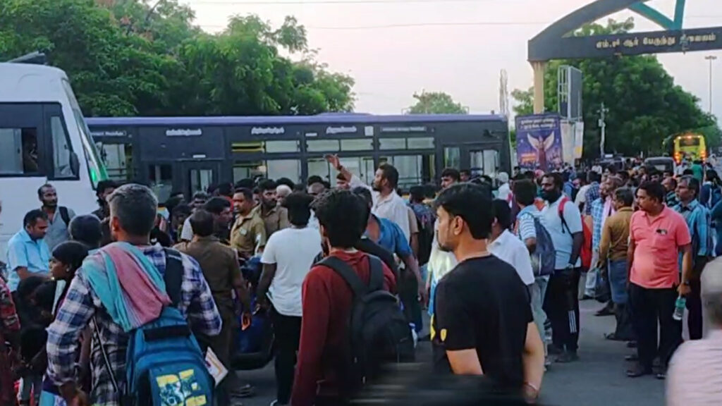 10 மணி நேரமாக பேருந்து இல்லை ; மதுரையில் பயணிகள் கொந்தளிப்பு – சாலை மறியல் 1 010 bus A
