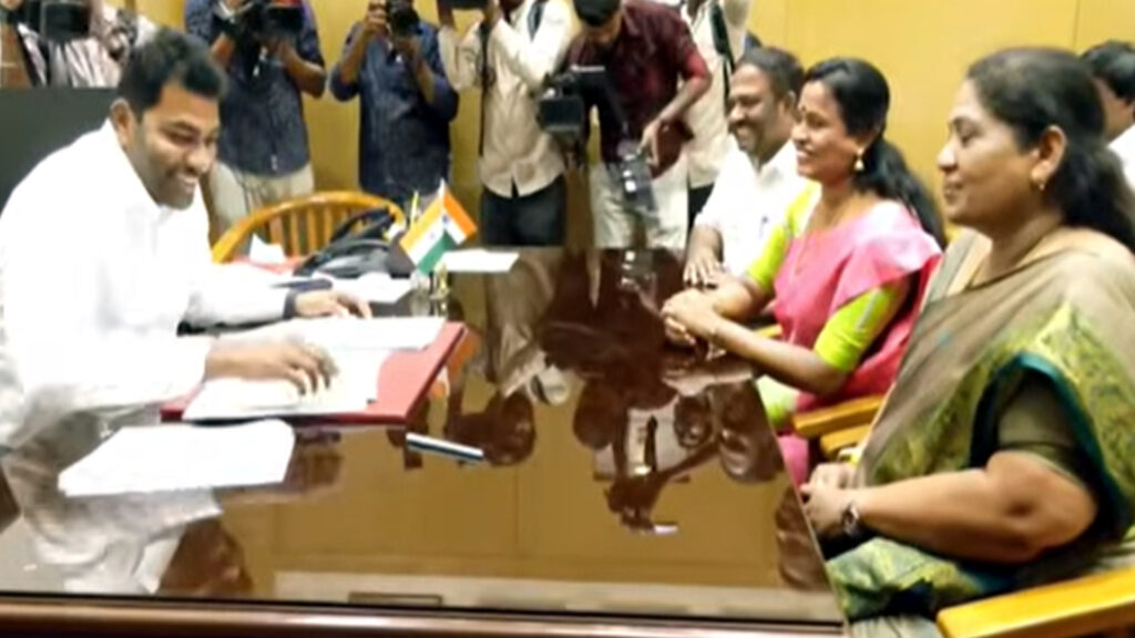 தவெகவில் சேர்ந்த அதிமுக எம்.எல்.ஏக்கள் – முட்டிக் கொள்ளும் திமுக, காங்கிரஸ் 2 011 mlas
