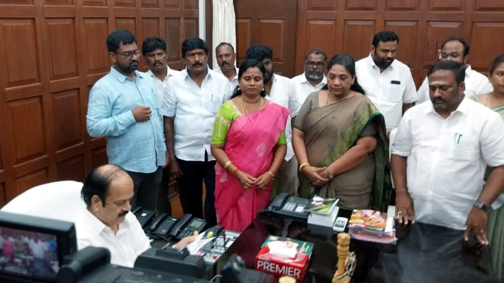 தவெகவில் சேர்ந்த அதிமுக எம்.எல்.ஏக்கள் – முட்டிக் கொள்ளும் திமுக, காங்கிரஸ் 1 011 mlas A