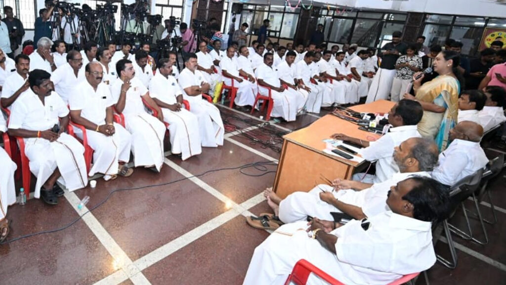 விஜய் துணை முதலமைச்சர் பதவியே தந்திருப்பார் ; ஐசியூவில் அதிமுக – பிரேமலதா தில் 3 011 premalatha A