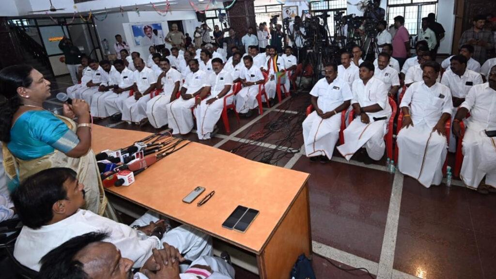 விஜய் துணை முதலமைச்சர் பதவியே தந்திருப்பார் ; ஐசியூவில் அதிமுக – பிரேமலதா தில் 2 011 premalatha B