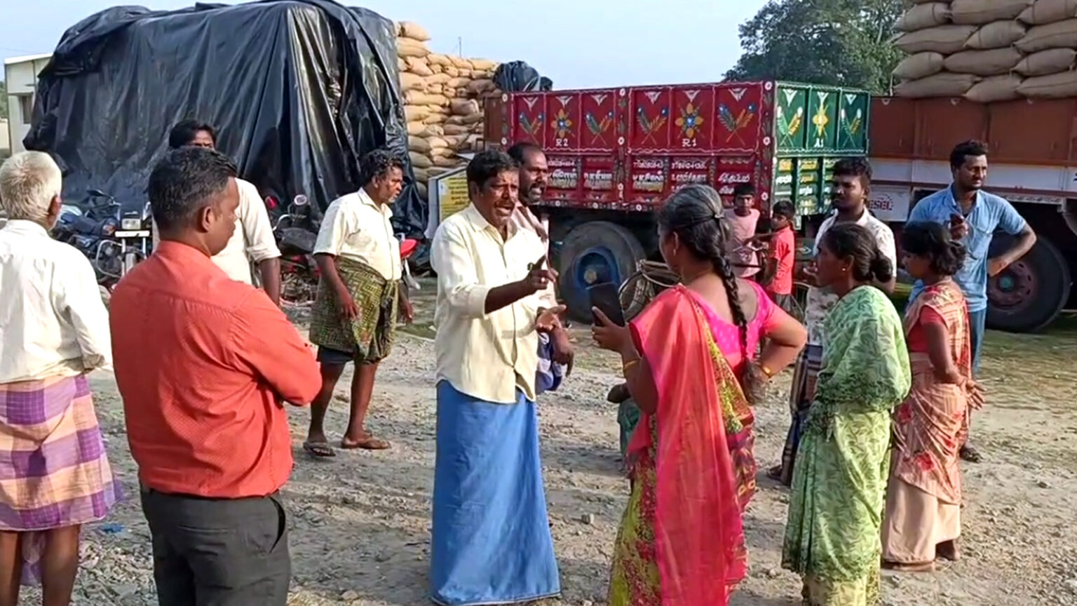 மூட்டைக்கு ரூ. 50 லஞ்சம் – அதிகாரிகளை மாத்துங்க – கொந்தளிக்கும் விவசாயிகள்; முதலமைச்சருக்கு கோரிக்கை! 012 agri