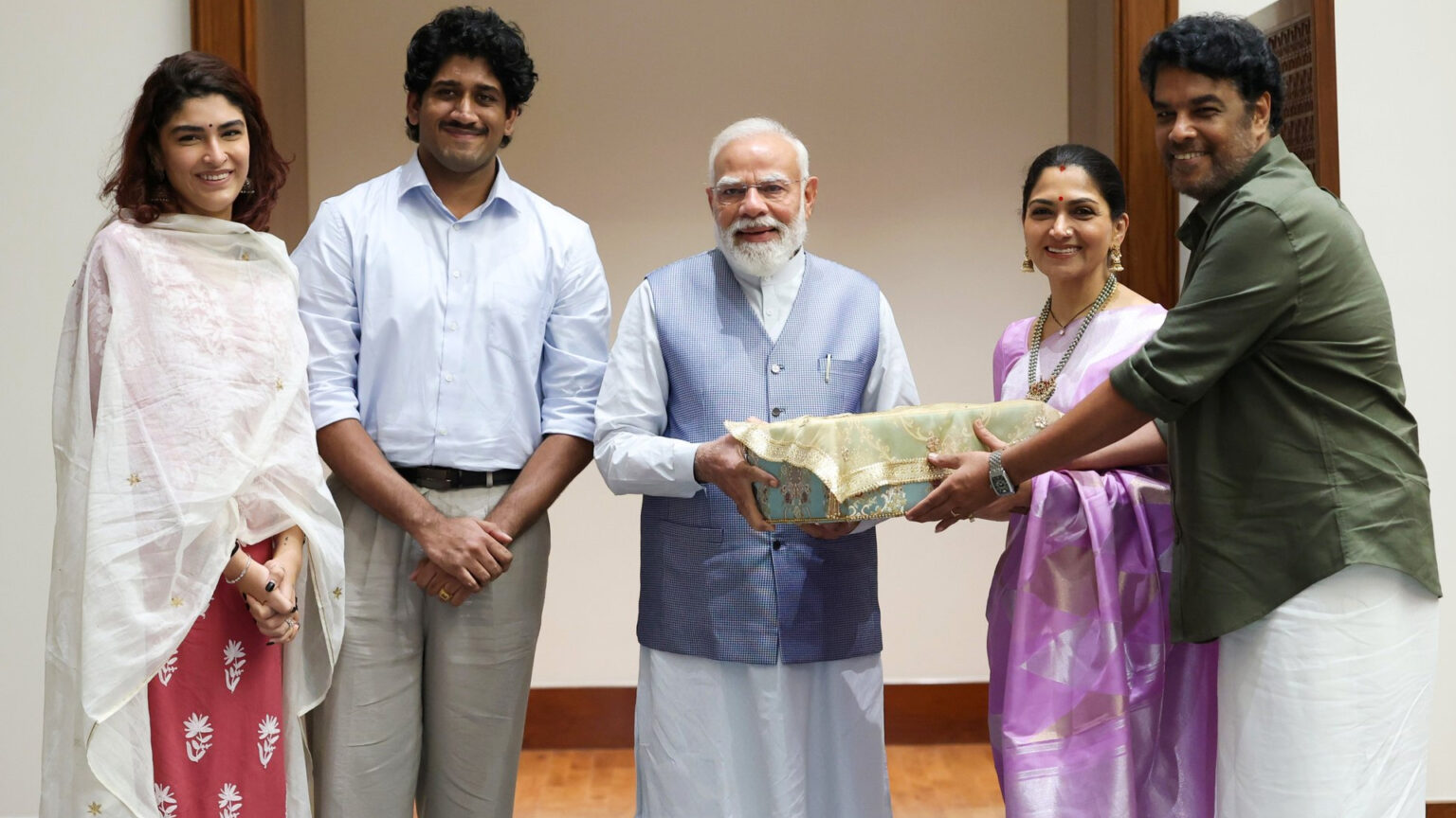 குஷ்பு வீட்டில் டும்டும்டும் – பிரதமருக்கு நேரில் அழைப்பு 017 KUSHBU A