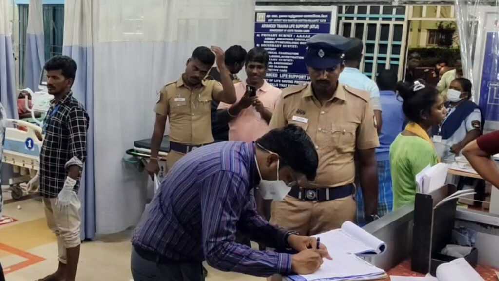 கார் மீது மோதிய வேன் – சிறுமி உள்பட மூவர் உயிரிழப்பு; 10க்கும் மேற்பட்டோர் காயம் 023 accident