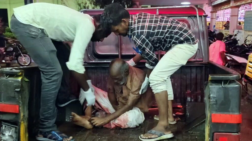 கார் மீது மோதிய வேன் - சிறுமி உள்பட மூவர் உயிரிழப்பு; 10க்கும் மேற்பட்டோர் காயம் 2 023 accident A