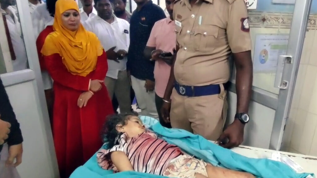 கார் மீது மோதிய வேன் - சிறுமி உள்பட மூவர் உயிரிழப்பு; 10க்கும் மேற்பட்டோர் காயம் 3 023 accident d