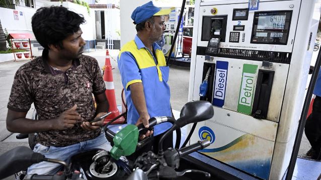 மீண்டும் மீண்டும் உயரும் பெட்ரோல், டீசல் விலை..! இதுக்கு இல்லையா ஒரு END? 1 21