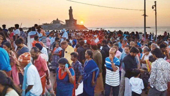 களைகட்டிய கன்னியாகுமரி: கடற்கரையில் குவிந்த சுற்றுலாப் பயணிகள்! 10 2