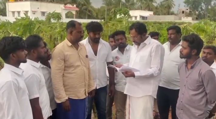 கிருஷ்ணகிரி : 2 நாட்களாக வெளுத்து வாங்கிய கனமழை..! பாதிக்கப்பட்ட விவசாய நிலங்களில் தவெக நிர்வாகிகள் ஆய்வு..! 2 19