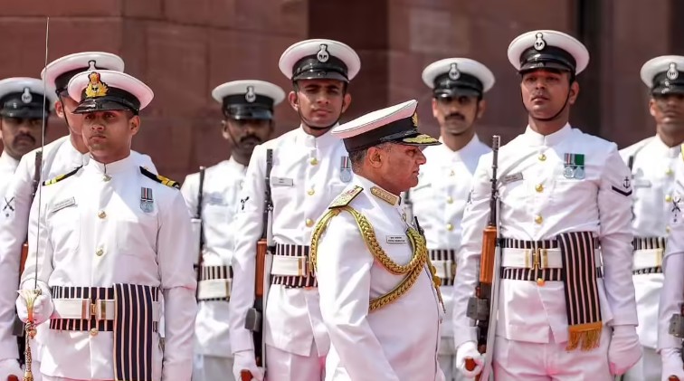 இந்திய கடற்படையின் புதிய தலைமைத் தளபதியாக அட்மிரல் கிருஷ்ணா சுவாமிநாதன் பொறுப்பேற்பு! 2 3 19