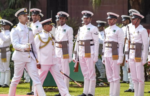 இந்திய கடற்படையின் புதிய தலைமைத் தளபதியாக அட்மிரல் கிருஷ்ணா சுவாமிநாதன் பொறுப்பேற்பு! 1 4 16