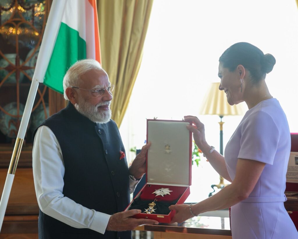 பிரதமர் மோடிக்கு ஸ்வீடனின் உயரிய விருது வழங்கி கவுரவிப்பு! PM