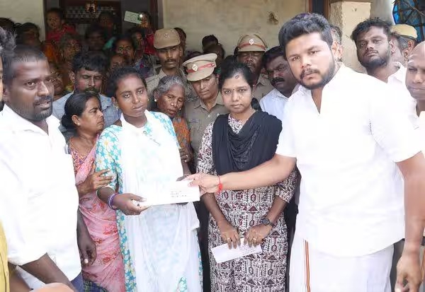 தவறான சிகிச்சையால் பறிபோன உயிர்..!! திருச்சி நர்சிங் மாணவி குடும்பத்திற்கு வீட்டு மனை வழங்கல்..!! WhatsApp Image 2026 05 25 at 2.49.18 PM
