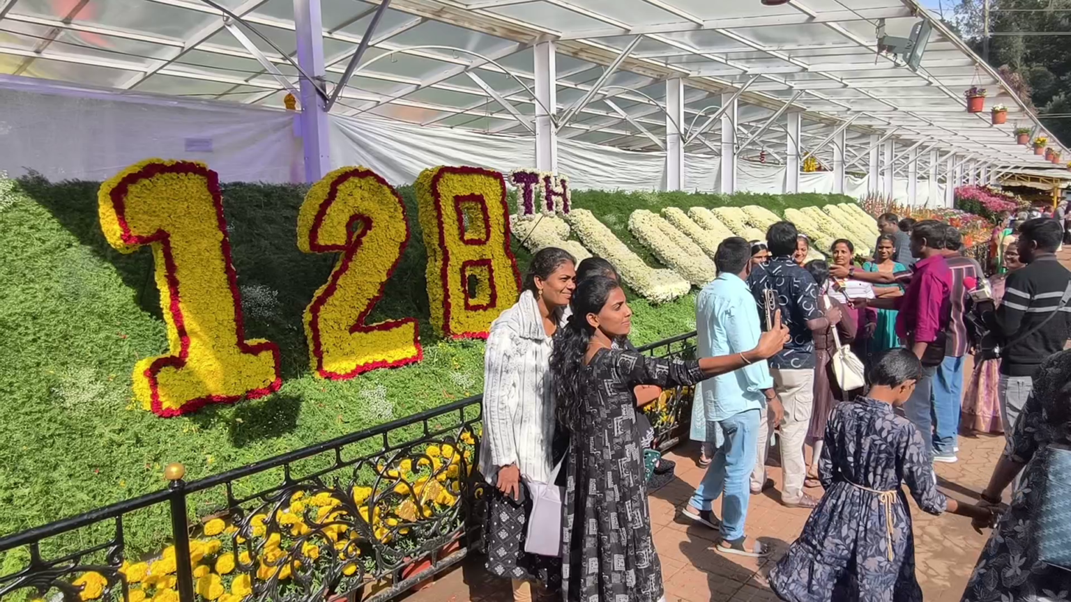 உதகையில் தொடங்கிய 128 ஆவது மலர் கண்காட்சி! vlcsnap 2026 05 18 19h15m35s107